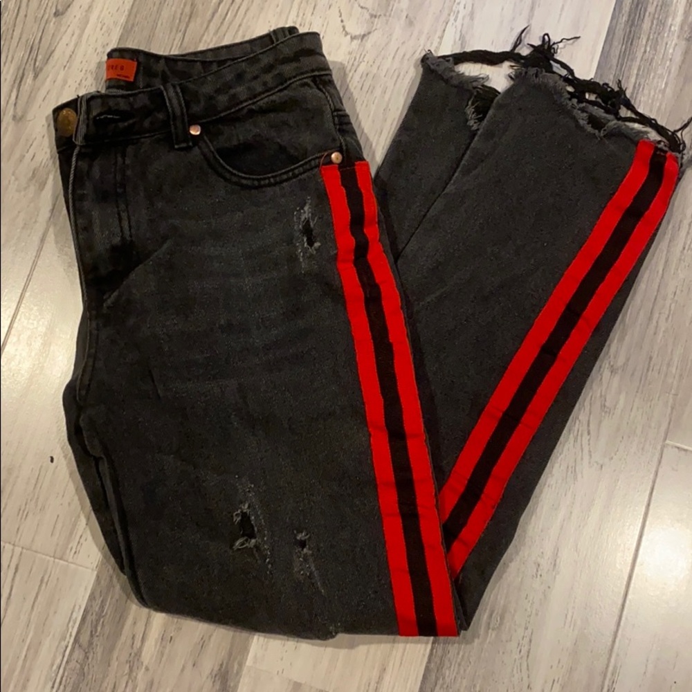 Signature black jeans with red strip